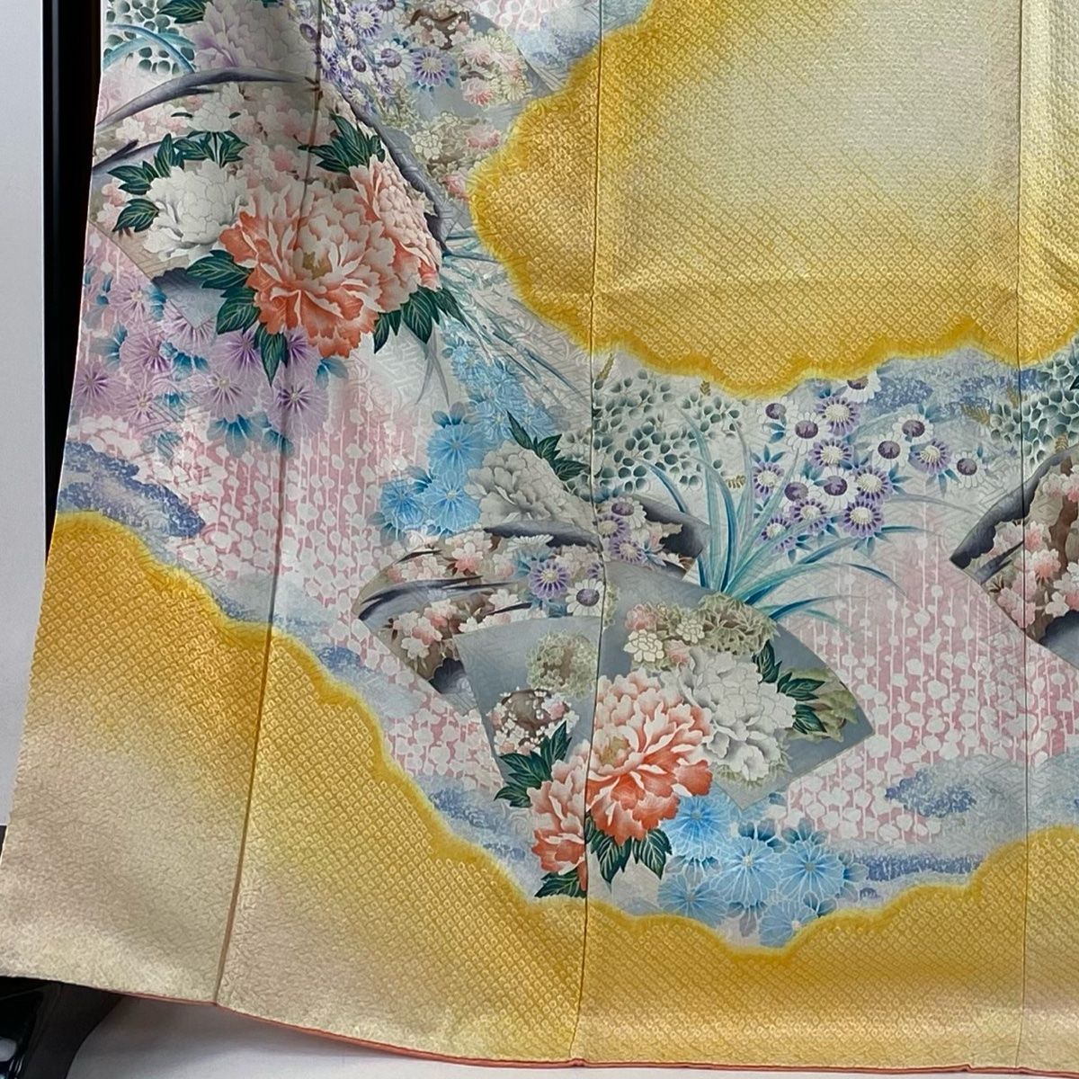 振袖 身丈168.5cm 裄丈66.5cm M 袷 扇面 牡丹 金彩 絞り 山吹色 正絹 秀品