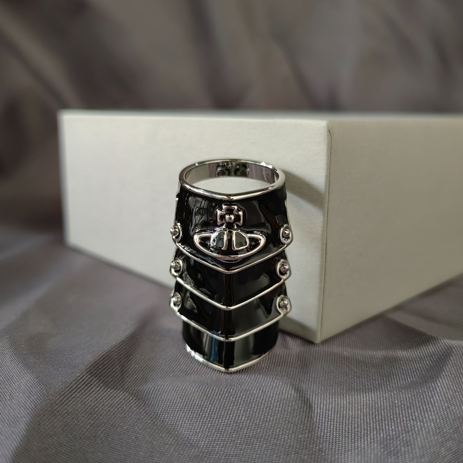 ヴィヴィアンウエストウッド アーマーリング 黑 - メルカリ 