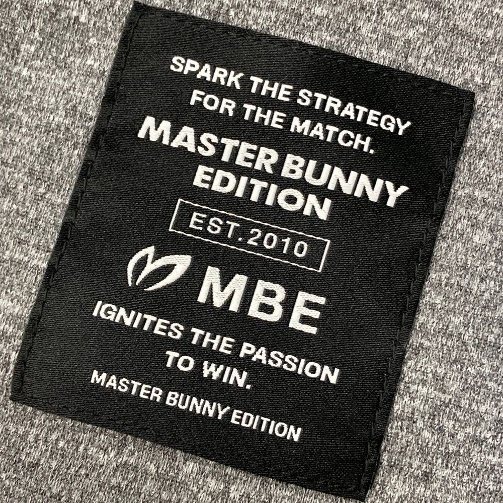 サイズ：6 MASTER BUNNY EDITION マスターバニーエディション 2024年モデル ハイネック 長袖Tシャツ 総柄 グレー系 [240101445558] ゴルフウェア メンズ ストスト サイズ：6 MASTER BUNNY EDITION マスターバニーエディション