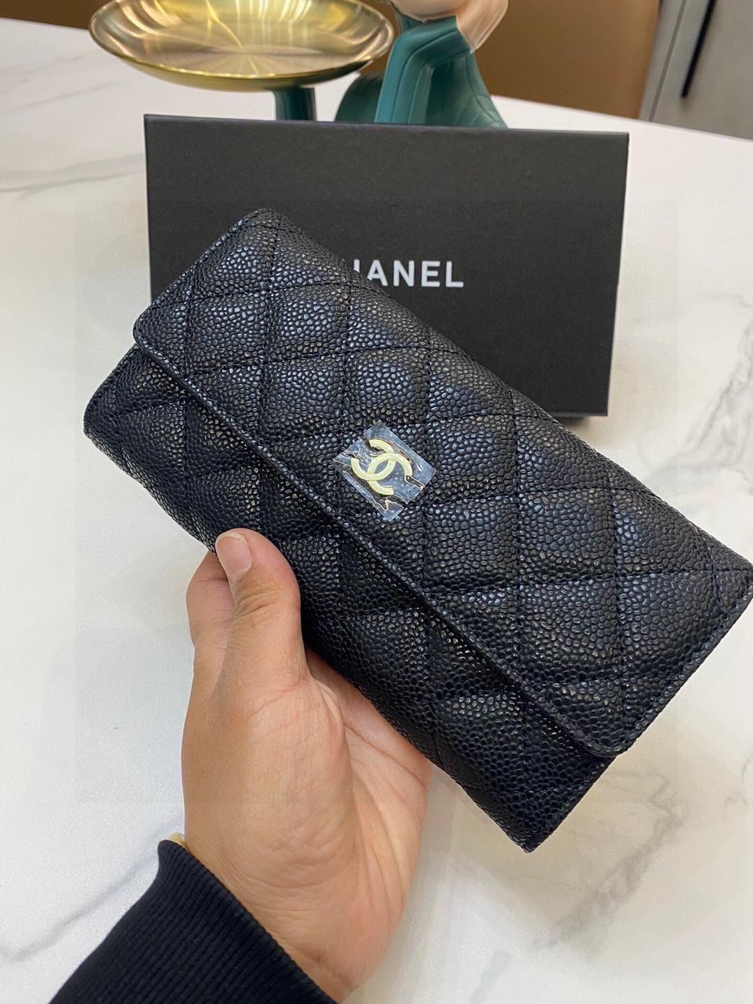 CHANELシャネルのシンプルな女性用ブラック財布｜