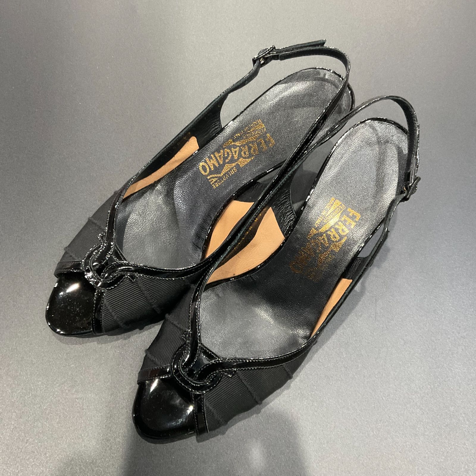 フェラガモ パンプス サイズ7.5 D25062946