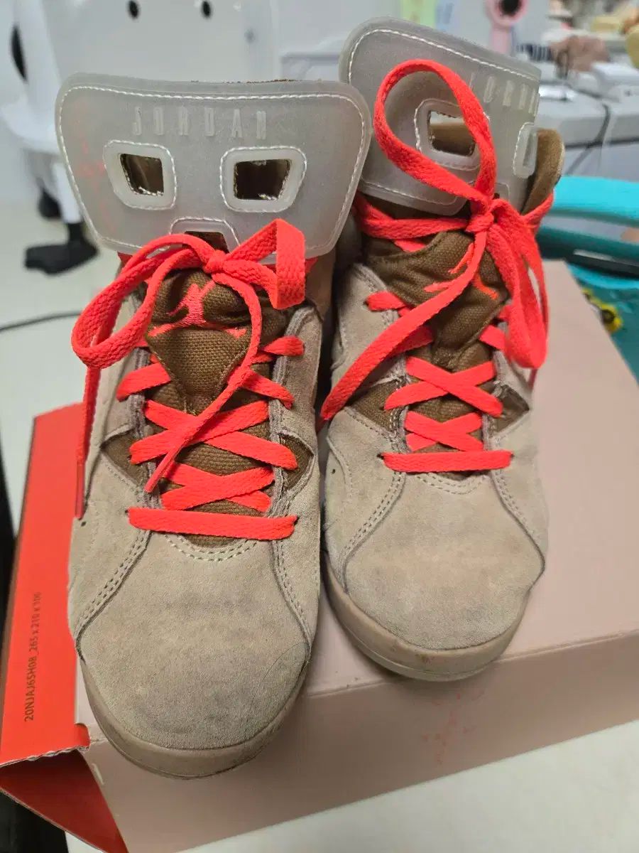 ジョーダン6 トラヴィス スコット キッズ ブリティッシュ カーキ