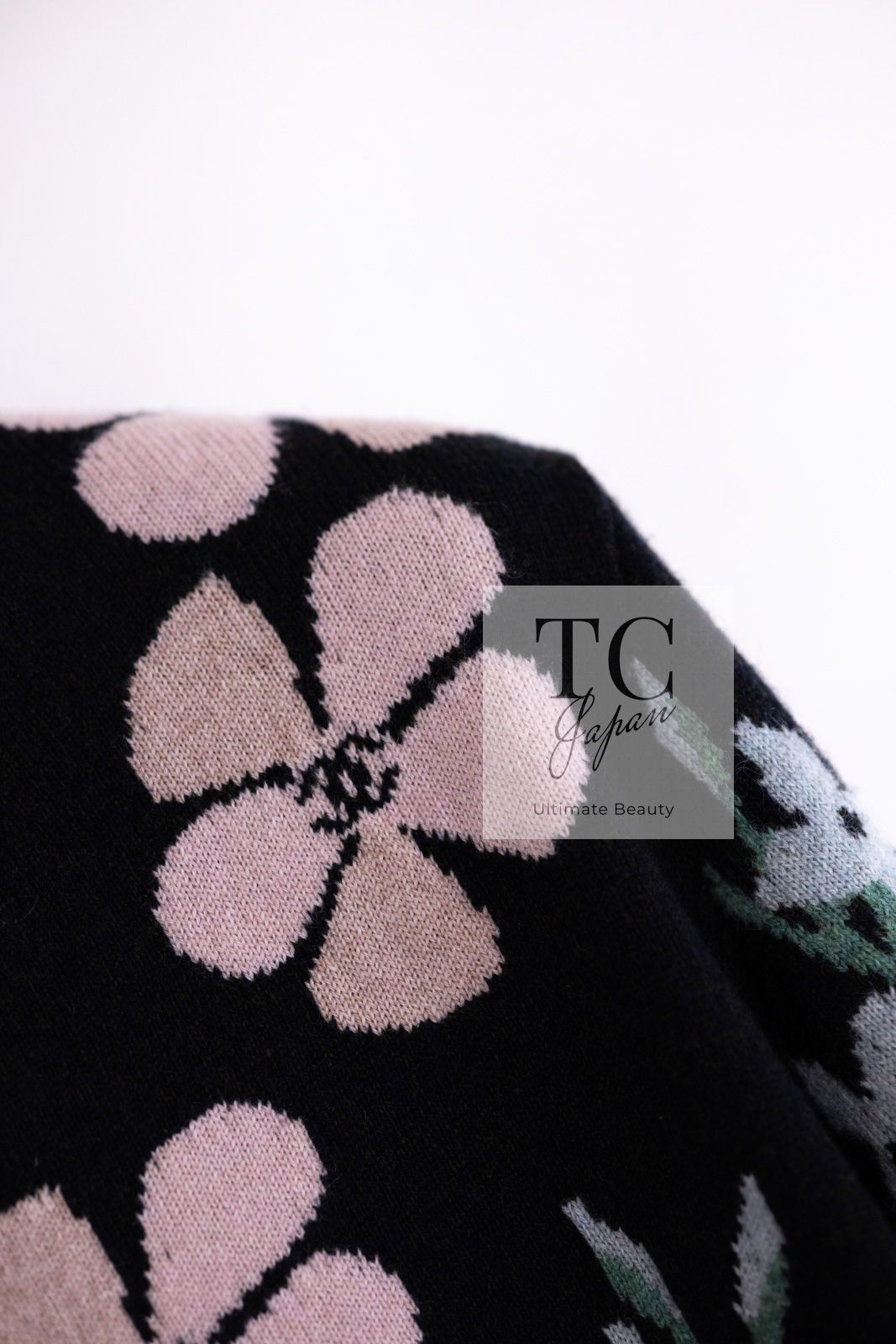 シャネル セーター CHANEL 21PF 32万 ブラック 2021 花柄 極上やわらか ふんわり カシミア100% ニット トップス 女優着用 新品同様 38 シャネル セーター CHANEL 21PF 32万 ブラック 2021 花柄 極上やわらか