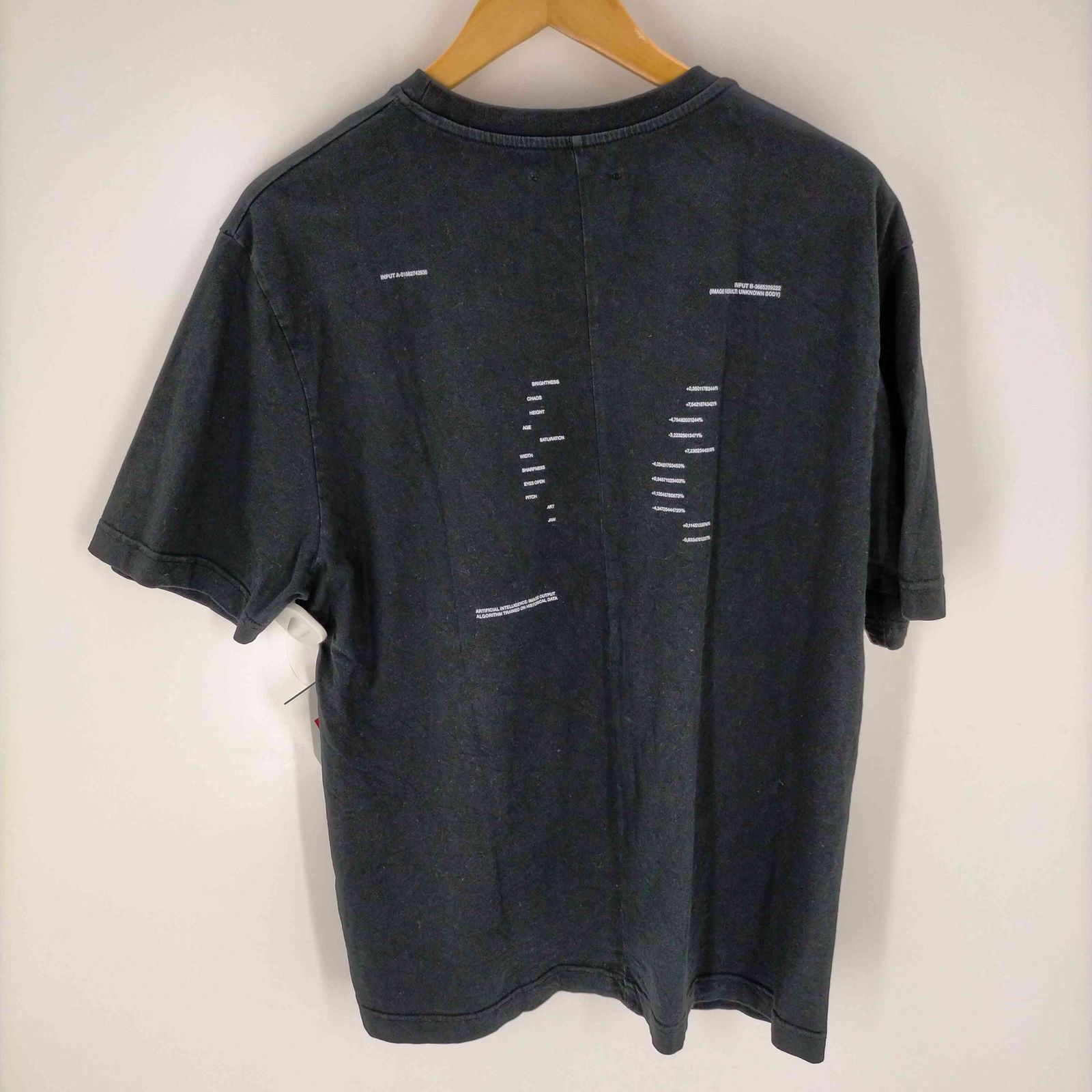 ★HELIOT EMIL★ ブラック AI Generated Print Tシャツ HELIOT EMILのブラック AI Generated Print Tシャツがセール中