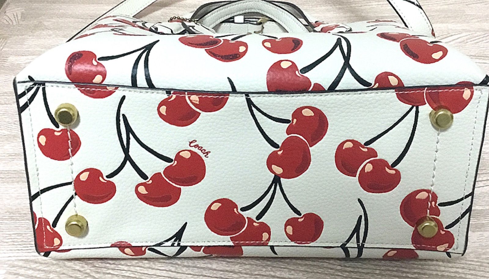 コーチ COACHのCHALK ウィロウ トートチェリー が浮いてる様な斜めがけ 