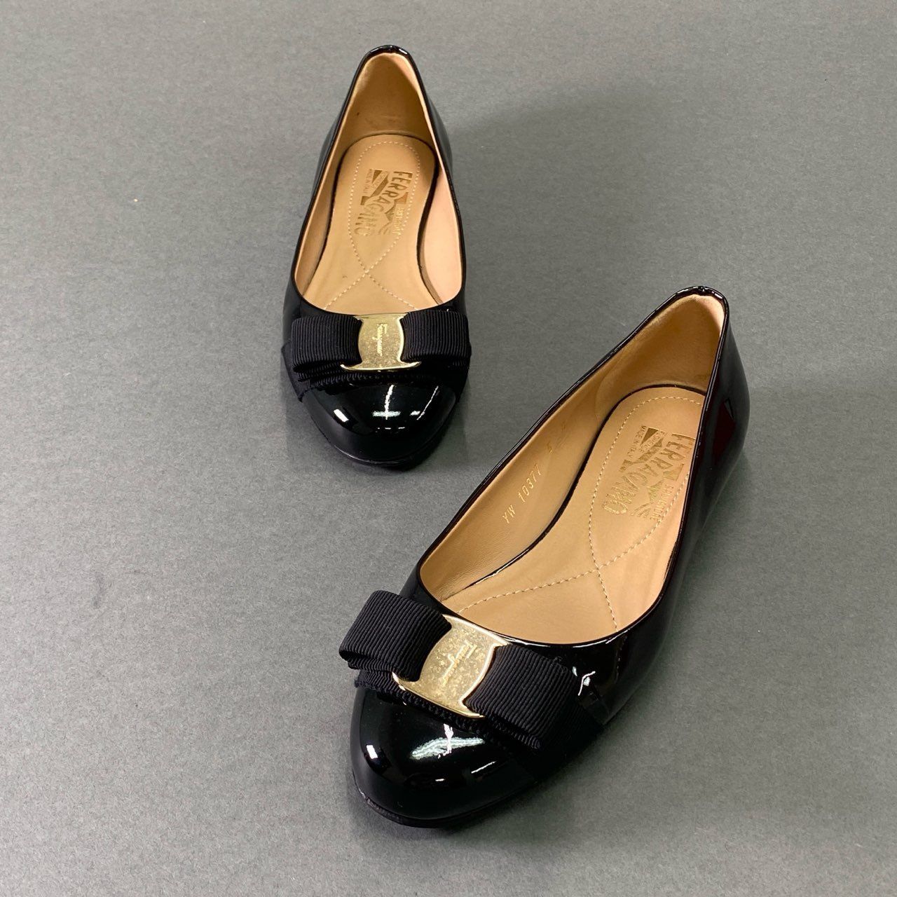 美品】Salvatore Ferragamo ブラックフラットシューズ 【公式通販】