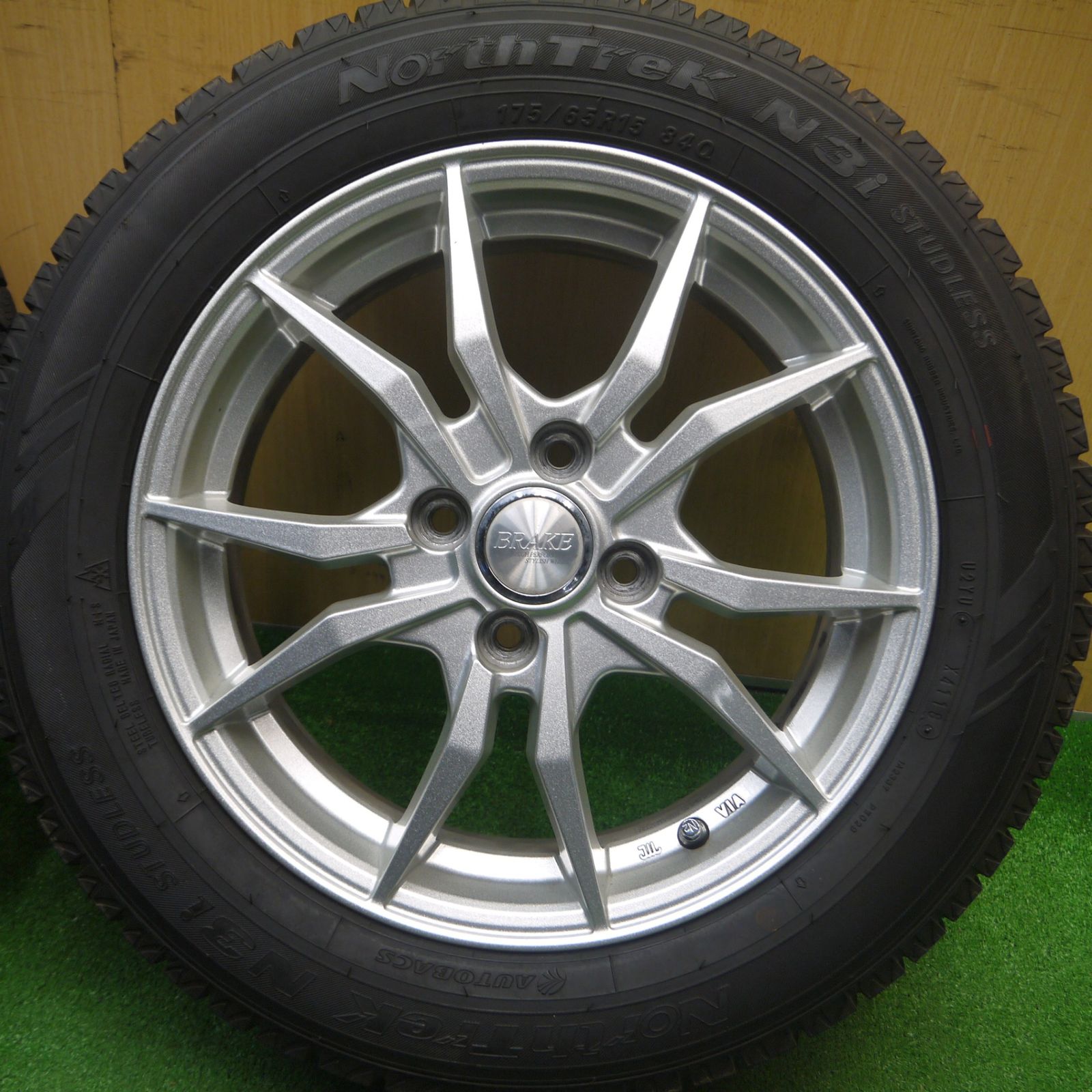 送料無料] バリ溝！キレイ！9.5分以上☆スタッドレス 175/65R15 オートバックス ノーストレック N3i BRAKE 15インチ  PCD100/4H☆4120209Hス - メルカリ