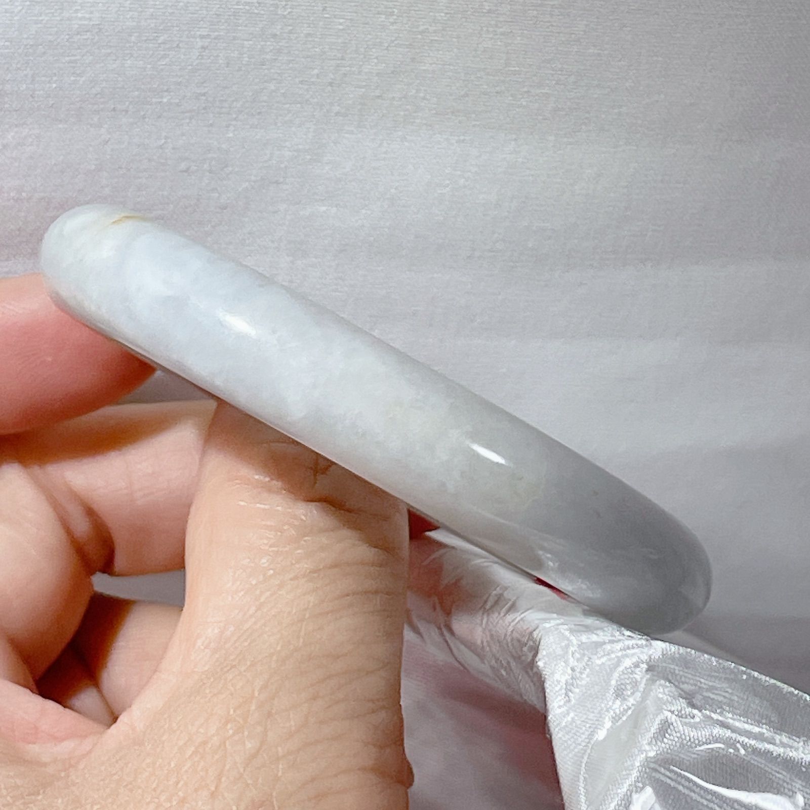 【新入荷】本翡翠保証‼️天然翡翠氷糯種薄緑色バングル　内径約56.2mm 鑑定書付 24912-1.jpg