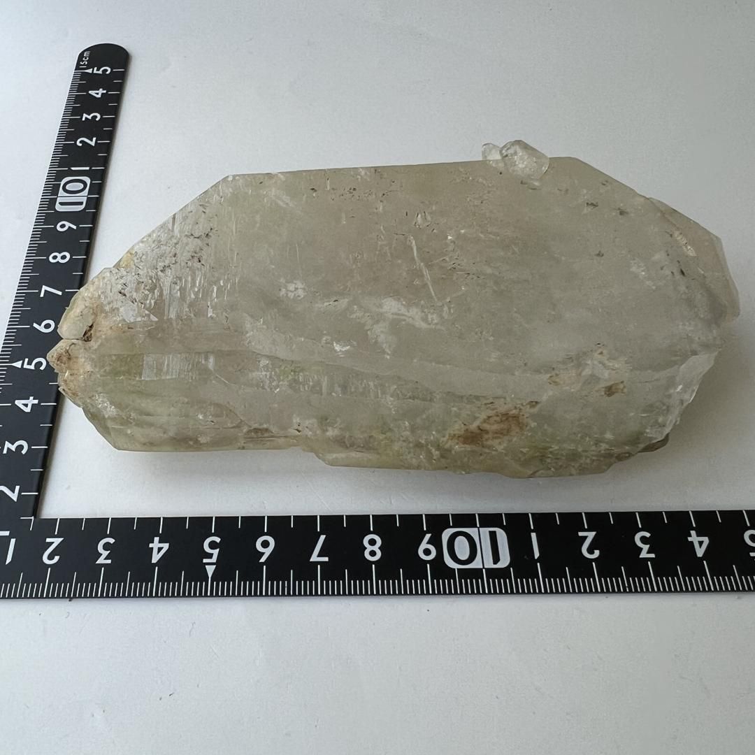E7195】緑簾石を伴う水晶 グリーンクォーツ 原石 エピドート
