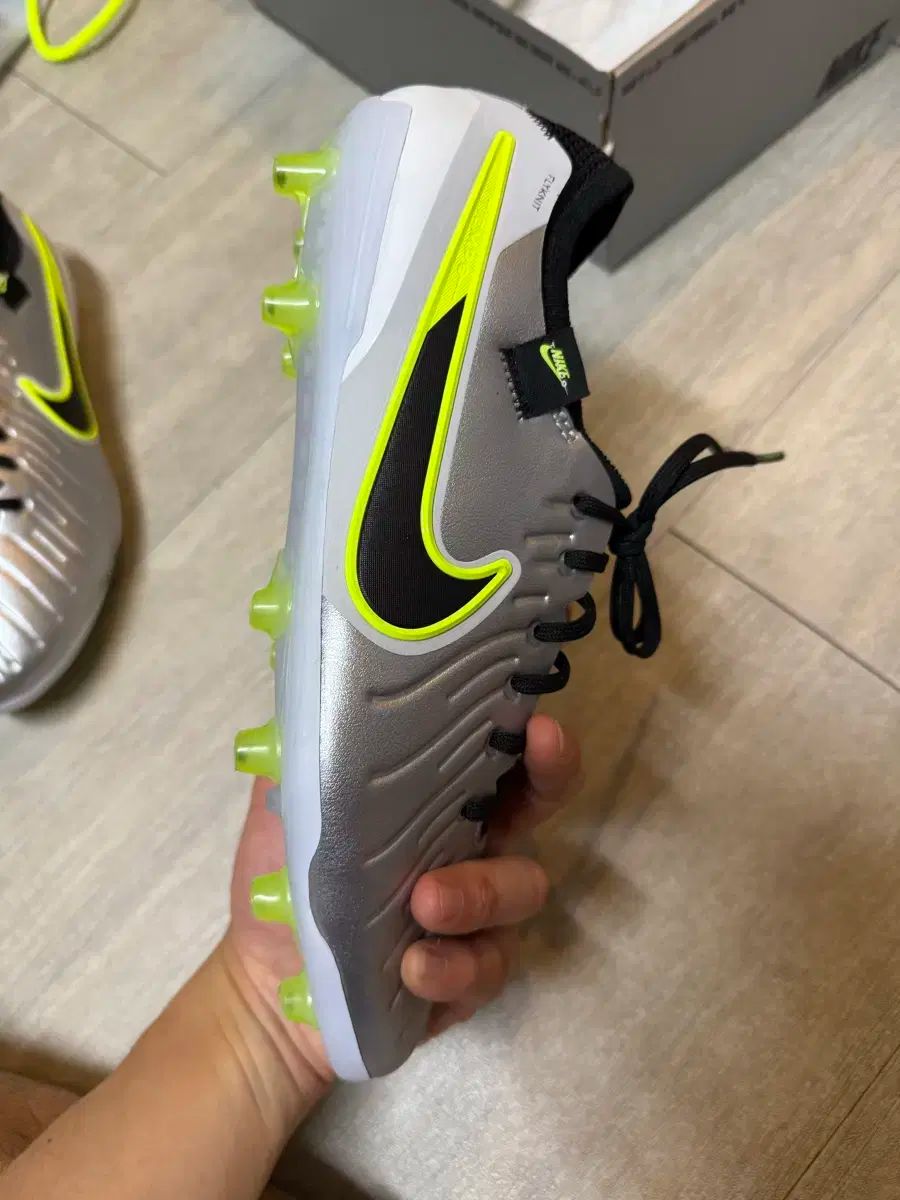 NIKE