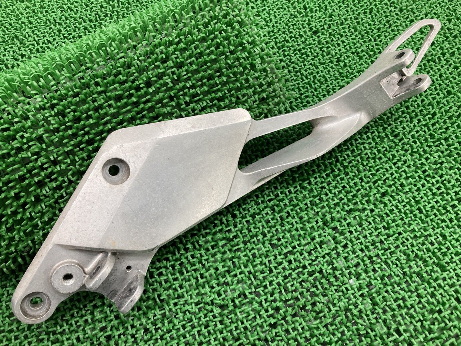 CB400SF ステッププレート 左 MCE ホンダ 純正 バイク 部品 NC39 修復素材素材に 曲がり無し 品薄 希少品 車検 Genuine 【中古】 71