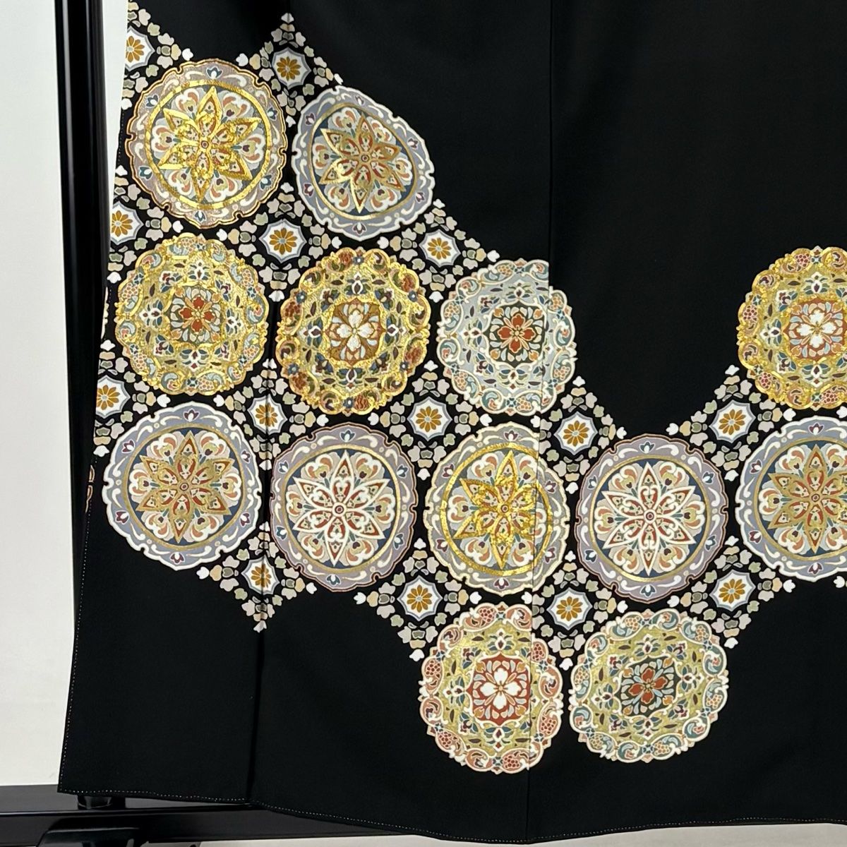 黒留袖 身丈159.5cm 裄丈63.5cm S 袷 落款 華文 金糸 金彩 黒 正絹 秀品