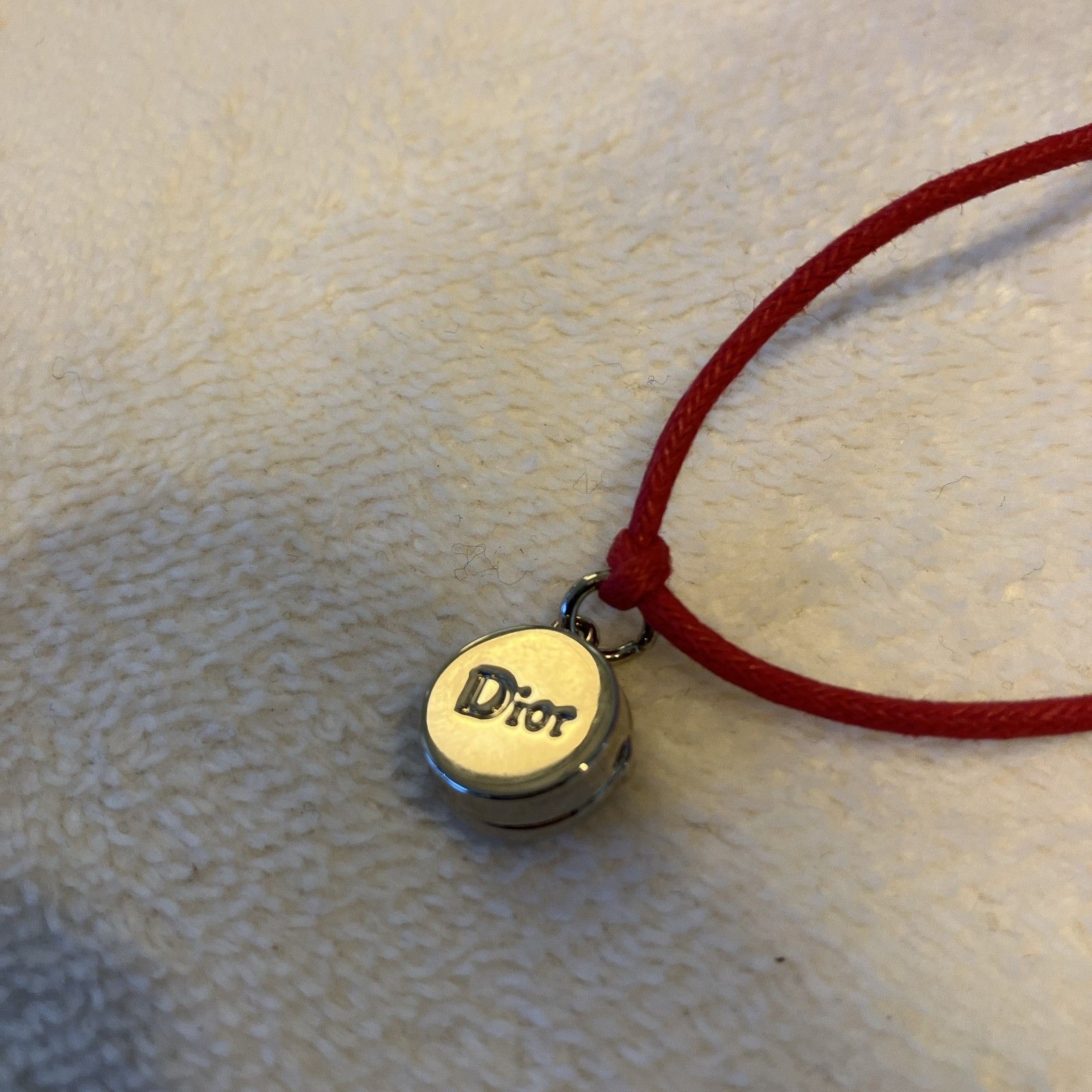 Dior 赤 チャーム付きブレスレット Dior】ノベルティ チャーム付きコードブレスレット 赤 小袋付き