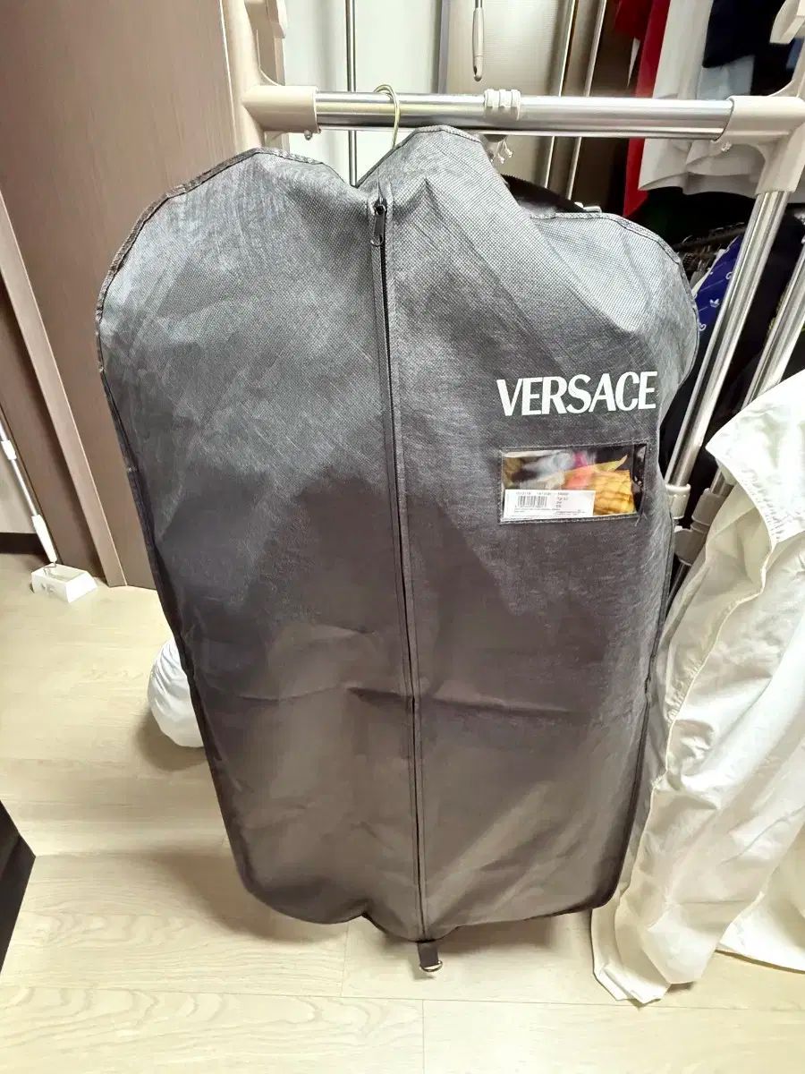 【雷市場（ポンジャン）商品韓国直送】 Versace(ヴェルサーチェ) リバーシブル ダウンジャケット ベスト 黒 漢字 ブルゾン 冬 コールド・ウェーブ 52 サイズ