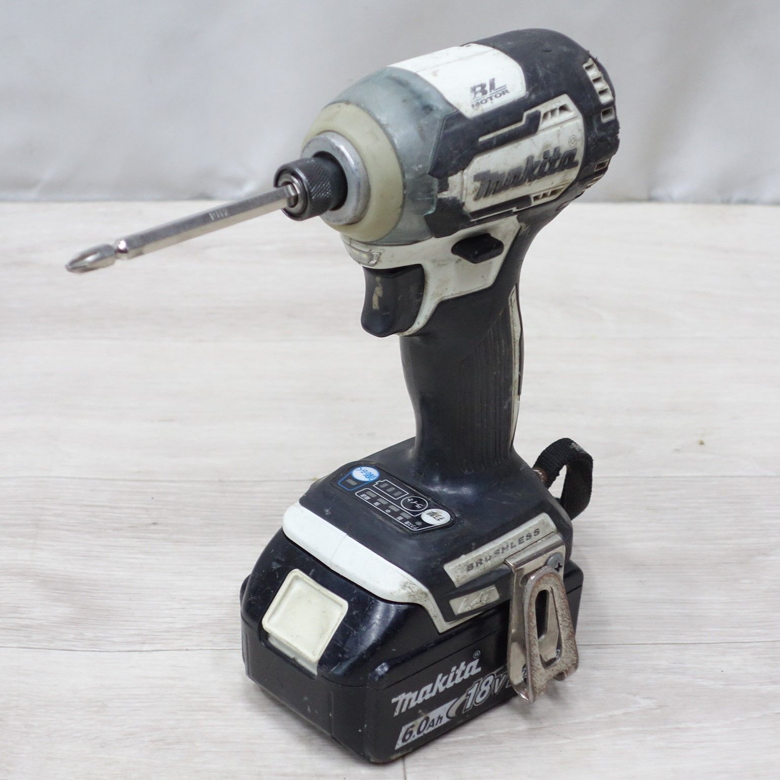 即決 送料込 送料無料 makita マキタ インパクト 電動 急速充電器 DC18RC 100V 出力 DC 7.2V ～ 18V 9A 中古 通電確認済  送料無料] ◇マキタ 充電式 インパクト ドライバー 18V TD170D 充電器