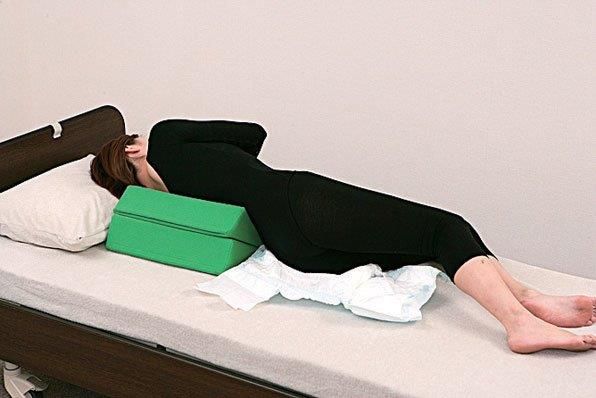体位変換クッション 三角 補助装置 介護 介助 床ずれ防止 ナーセントパット L 50 グリーン