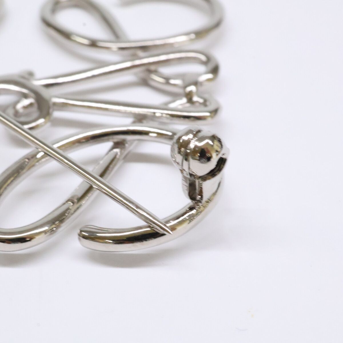 LOEWE ロエベ アナグラムブローチ シルバー 販売 中