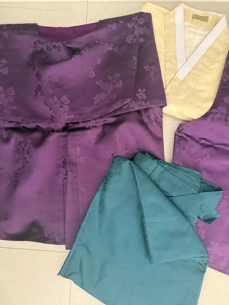 男性用と女性用の韓服シーツ
