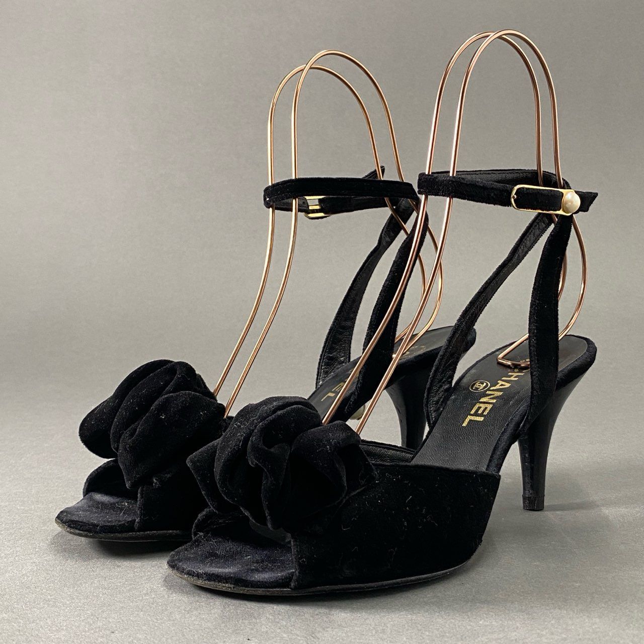 2i20 CHANEL シャネル パールストラップ ベロアヒールサンダル 2i20 CHANEL シャネル パールストラップ ベロアヒールサンダル
