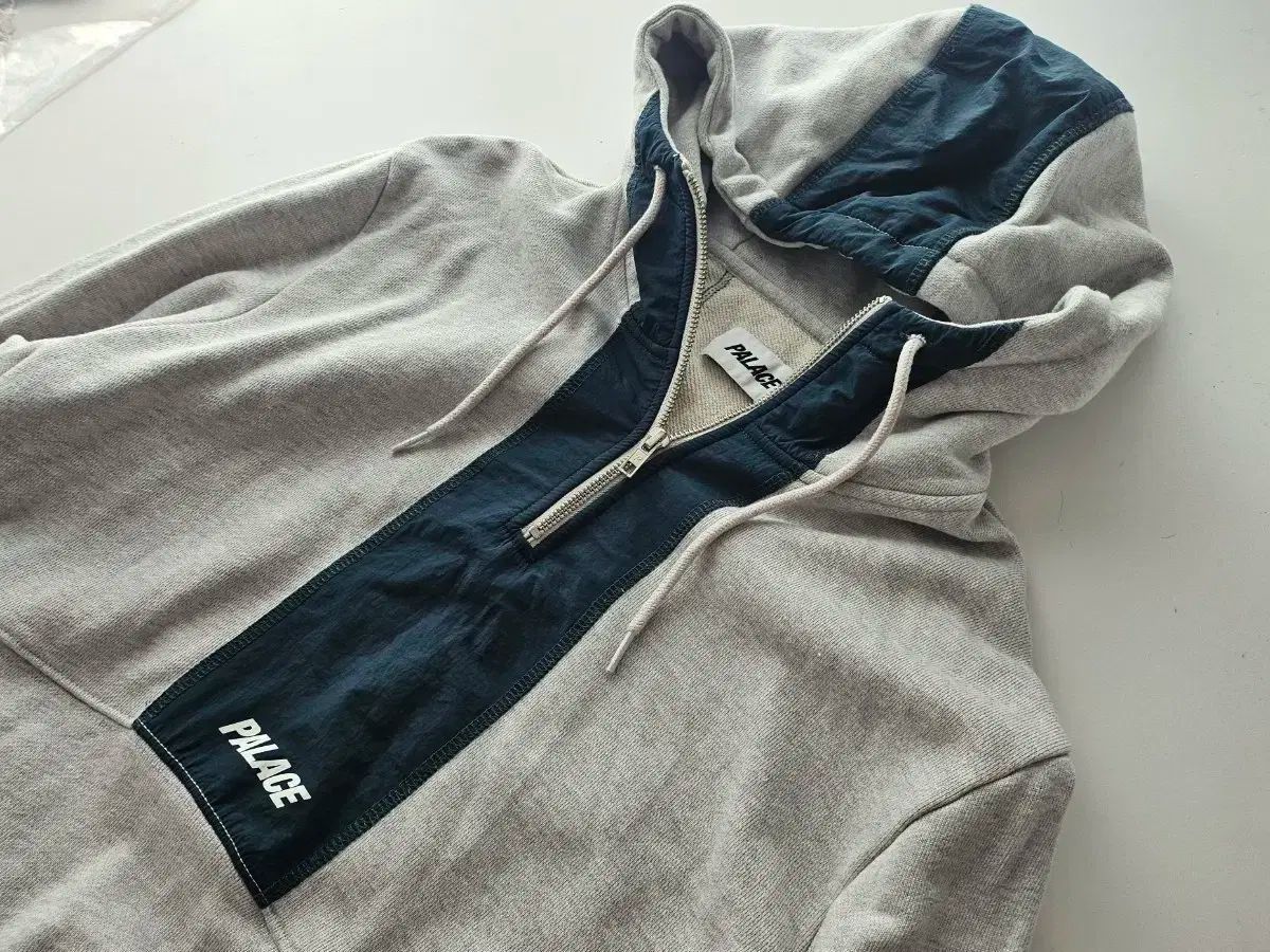 正規品 PALACE パレス palace フード付きスウェットシャツ