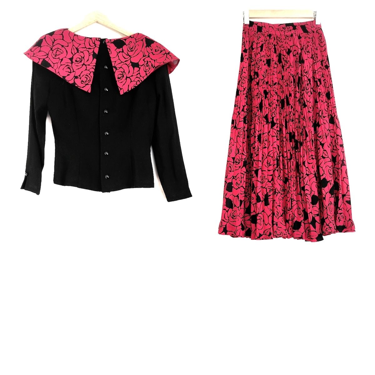 YUKITORII ユキトリイ スカートセットアップ レディース - 黒×レッド 花柄 プリーツ