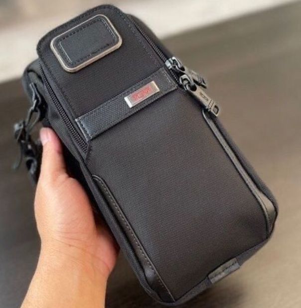 TUMI ALPHA コンパクト・スリング【リフレクティブT-ジャカード】 TUMI