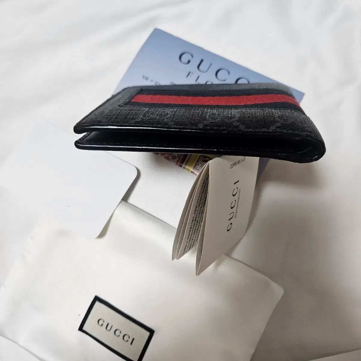 グッチ ブラック シェブロン 二つ折り財布 レッド ストライプ です