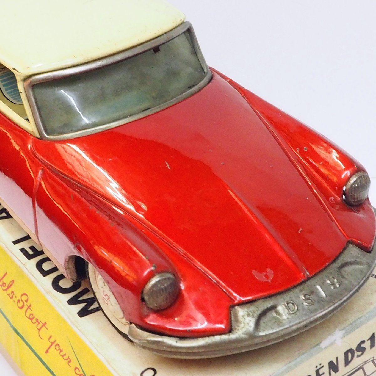 萬代屋【シトロエンDS19赤レッド】ブリキ tin toy car【箱はコピー】 萬代屋【シトロエンDS19赤レッド】ブリキ tin toy car【箱はコピー】