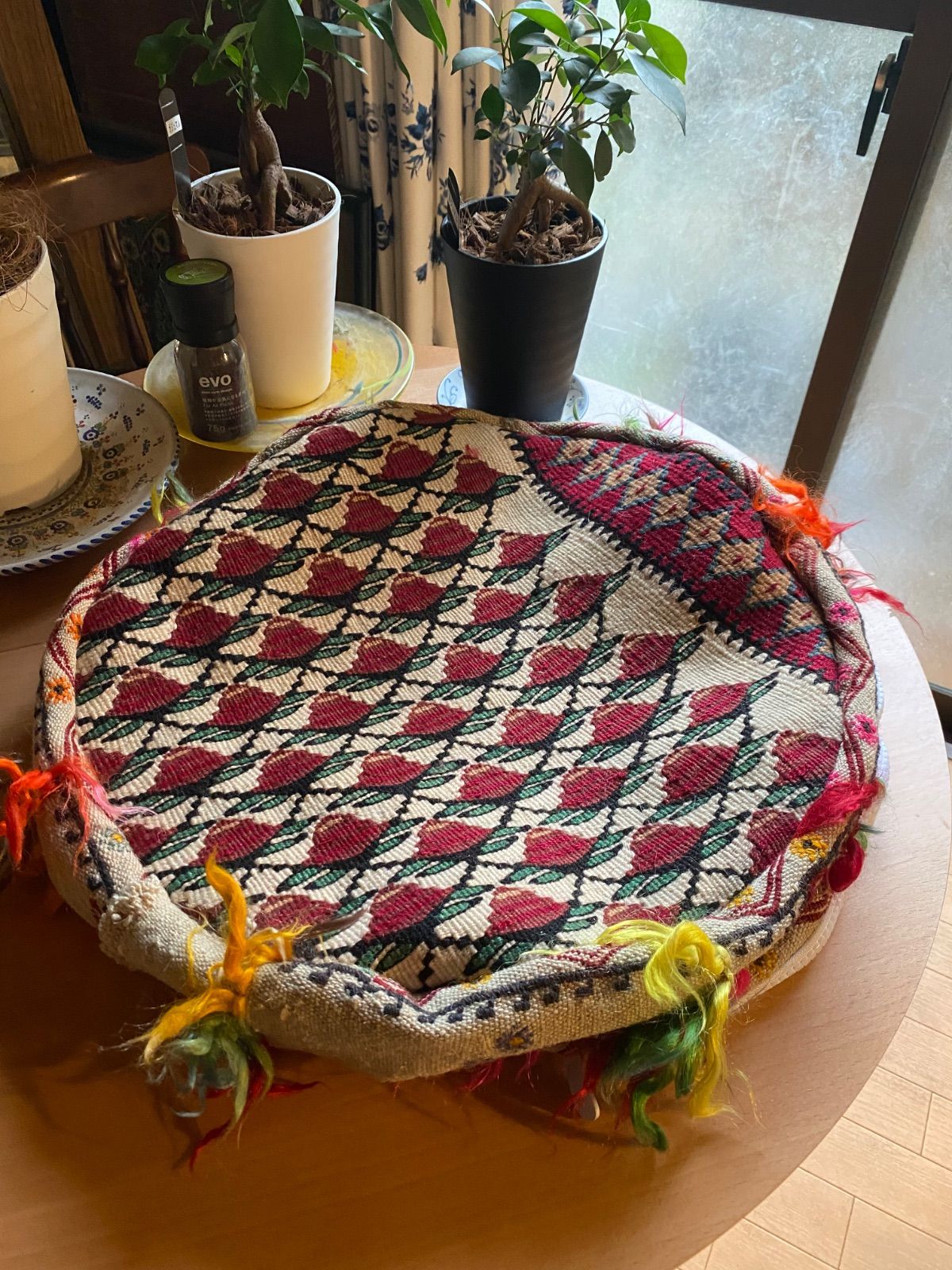 世界に一つ当店オリジナルのプフ シイルトバッタニイェとセネキリム レイハンルジジムを使ったゴージャスなプフ インテリアに 衣類などを入れても 送料税込 NEXPOTALLINN_EU