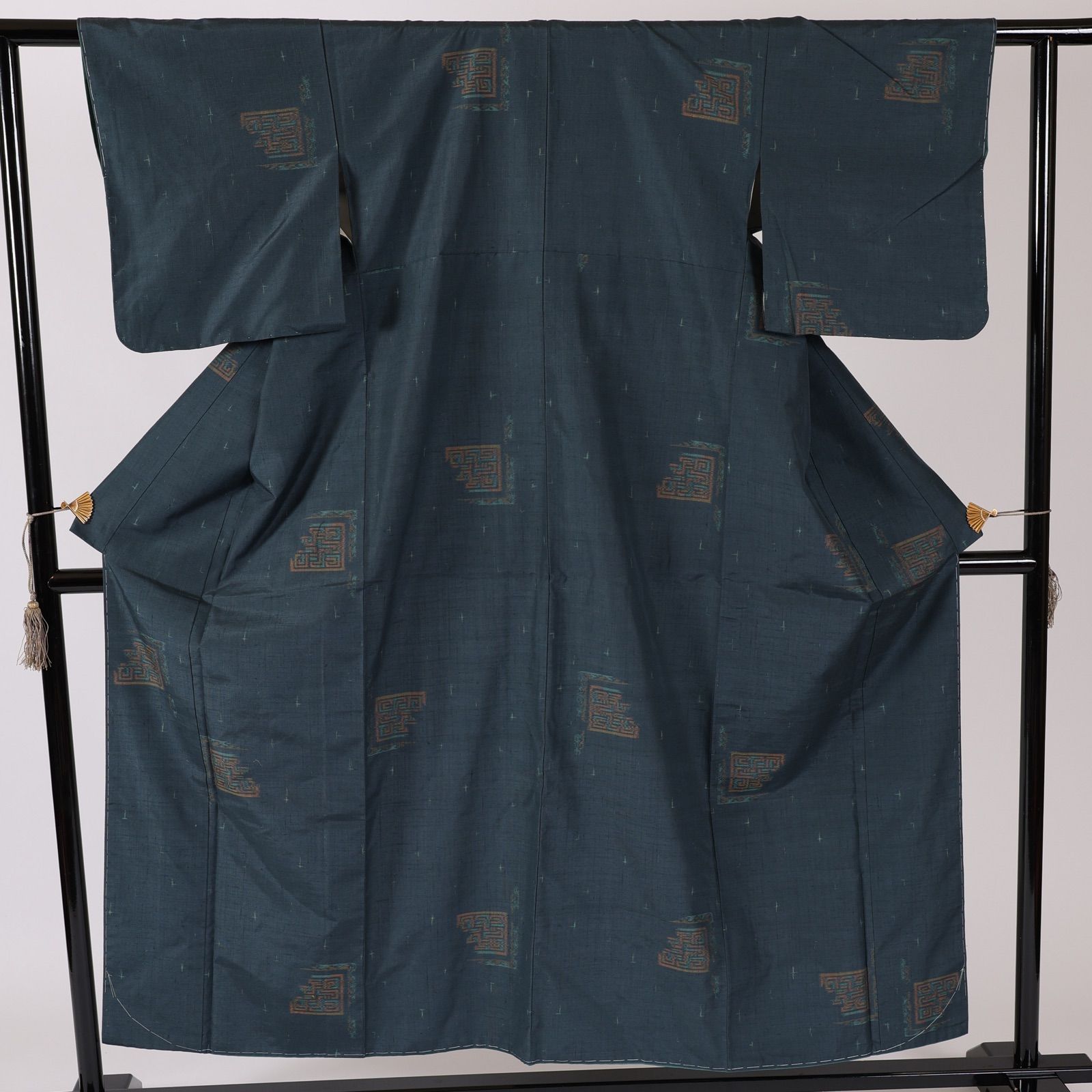新品　未使用品　紬　鉄色　しつけ付き　幾何学模様 着物　／515 新品 未使用品 紬 鉄色 しつけ付き 幾何学模様 着物 ／515 - メルカリ