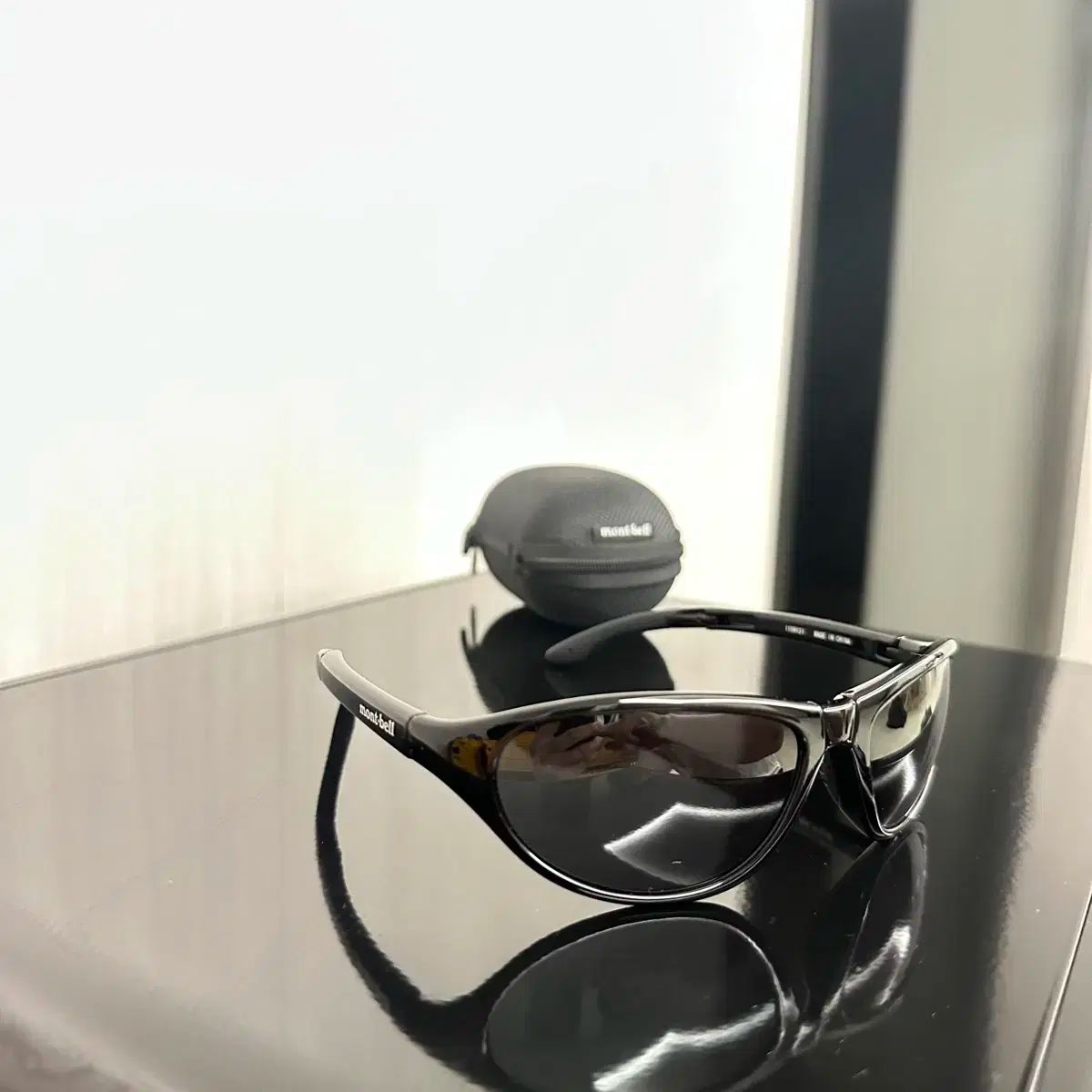 【超美品】mont-bell 折りたたみサングラス mont-bell モンベル サングラス 折りたたみ式 ケース付き - メルカリ
