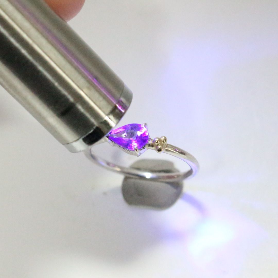 ペアシェイプのブルーサファイアK10粒々アシメミル打ちシルバーリング約9.5号 ペアシェイプのブルーサファイアK10粒々ミル打ちシルバーリング