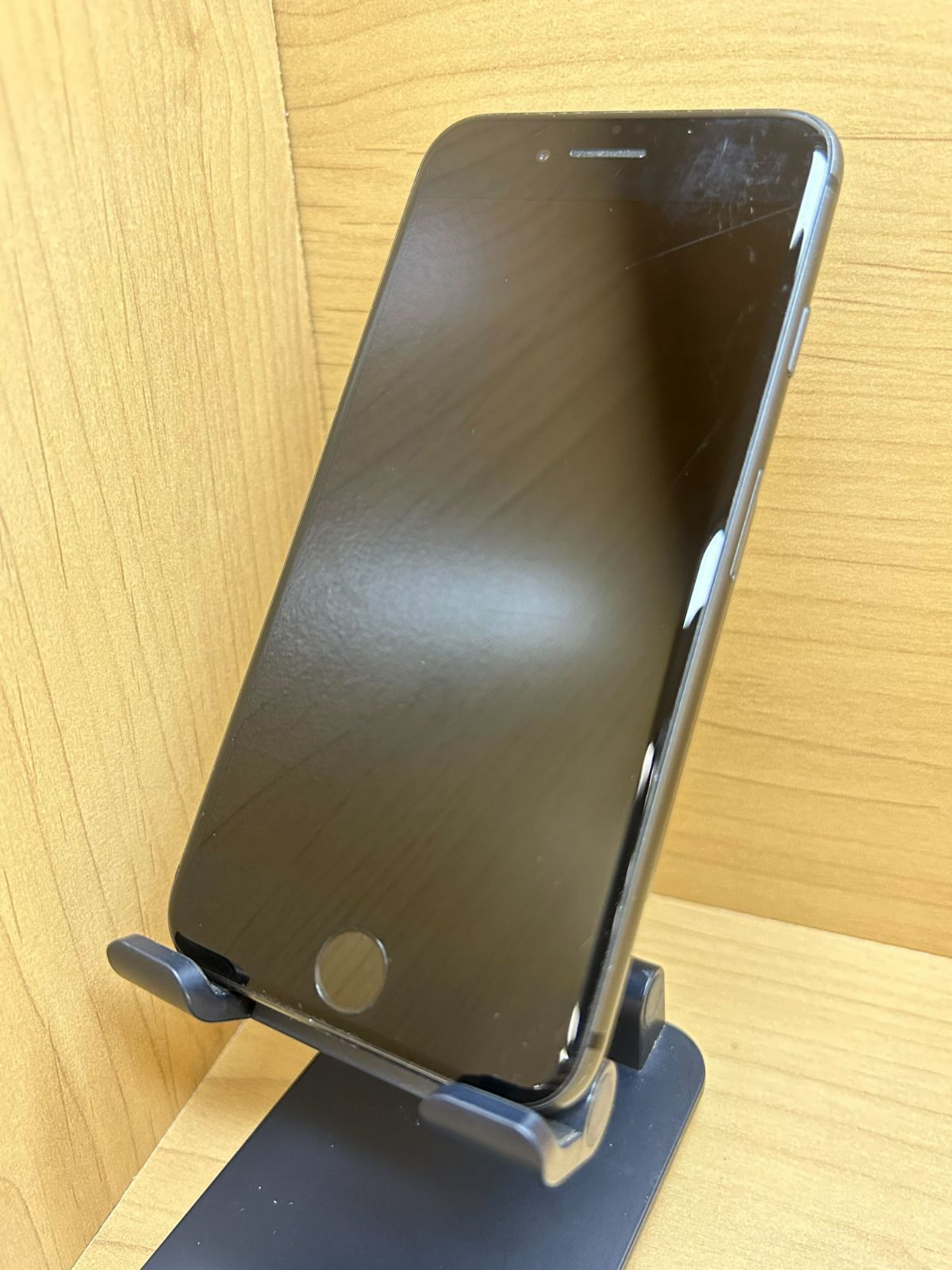 61056】【SIMロック解除済】iPhone 8 64GB au スペースグレイ (61056