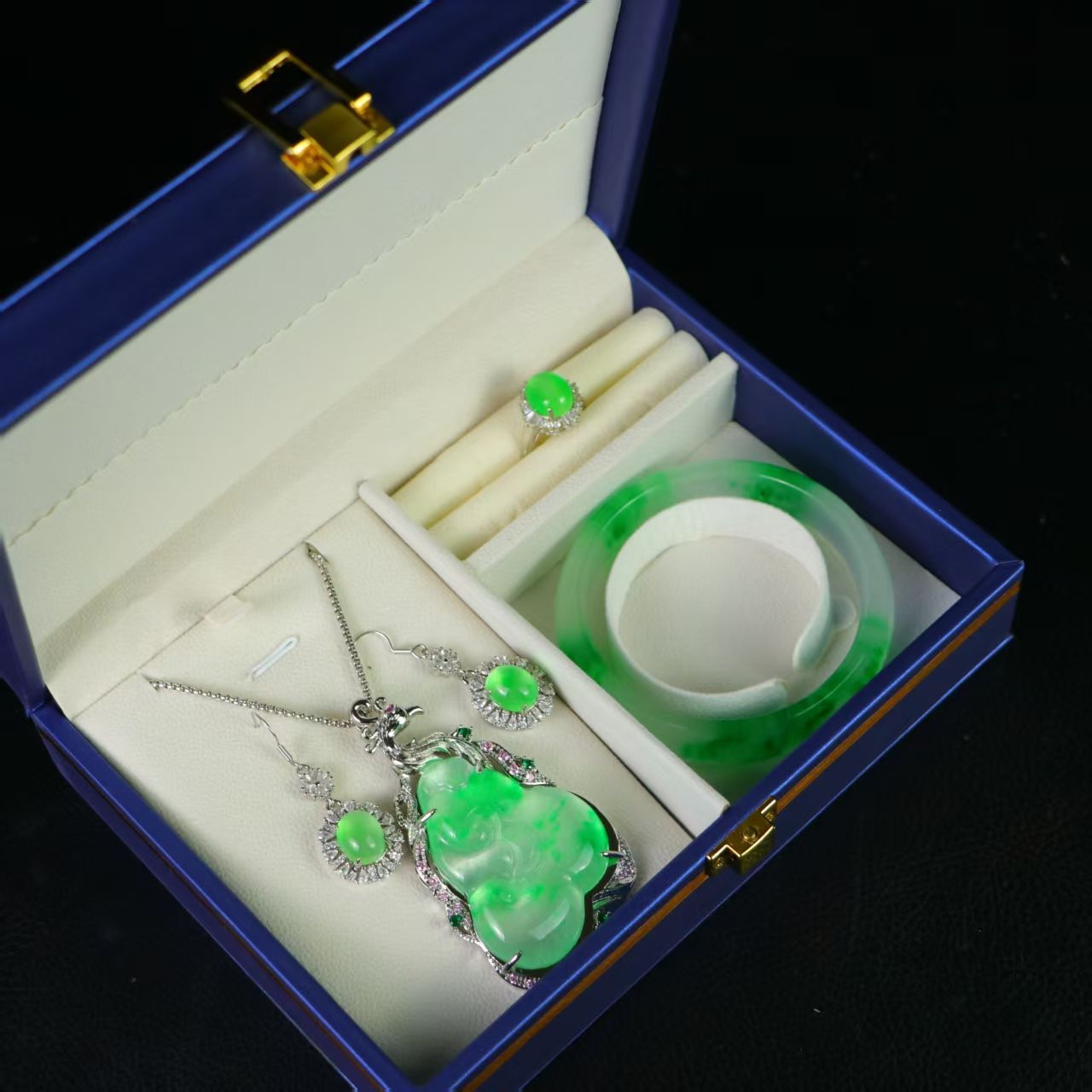 中国古美術.高氷玉腕輪.ネックレスイヤリング.飾り物.観賞物.装身具