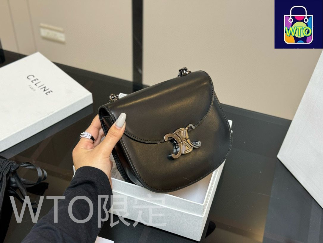 【VIPセール】CELINE トリオンフ FOLCOミニバッグ 上品な逸品 CELINE(セリーヌ)」の名品‟トリオンフ”のミニバッグが10万円台