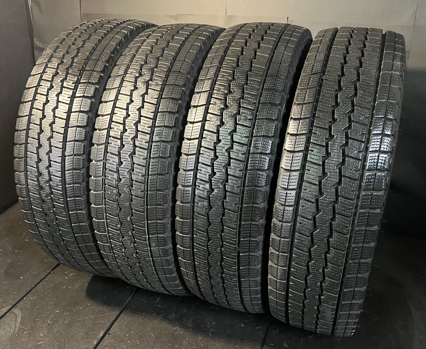 製 約9.3～9.8分山 ダンロップ DUNLOP ウィンターマックス WINTER MAXX SV01 スタッドレス 195 80R15 107 105L LT 4本 h_382