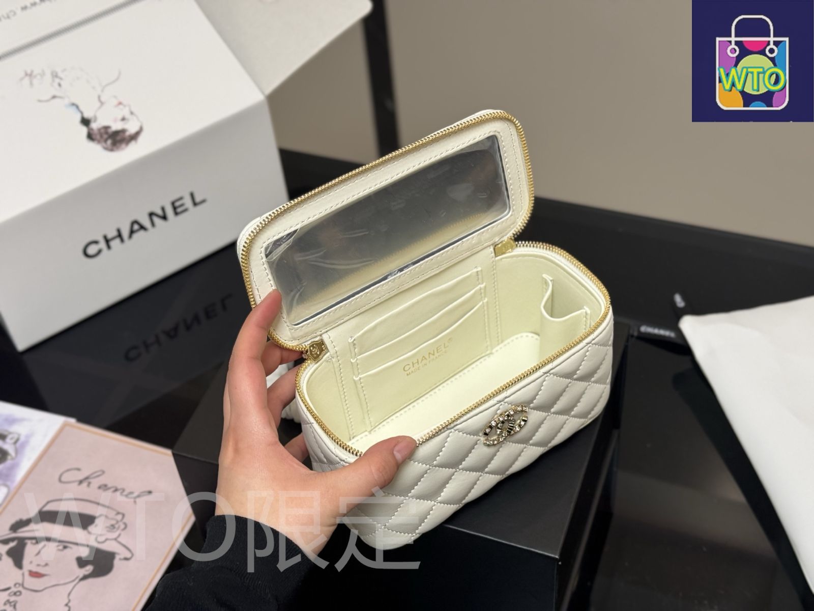 今日特価】Chanel Handle Cosmetic Box シャネル ハンドル