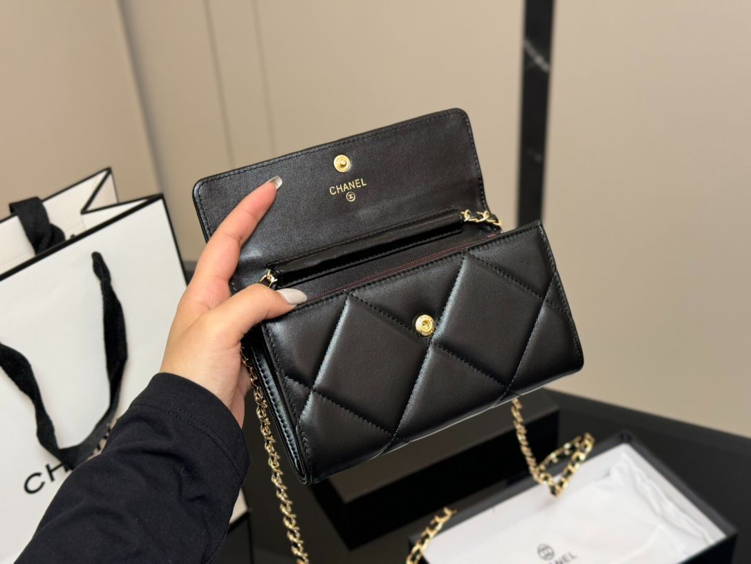 【タルト】シャネル⭐︎チェーンウォレット⭐︎美品 本日限定特価】シャネル チェーンウォレット 18.11cm フルレザー