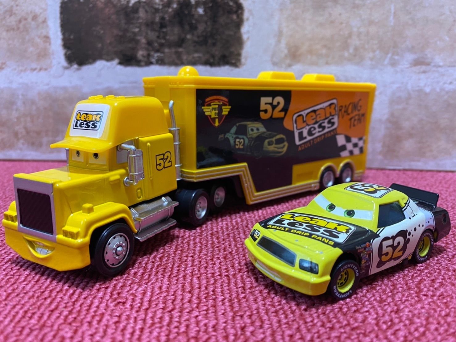 新品 カーズ リークレスNO.52 LEAK LESSトレーラーダイキャストカー