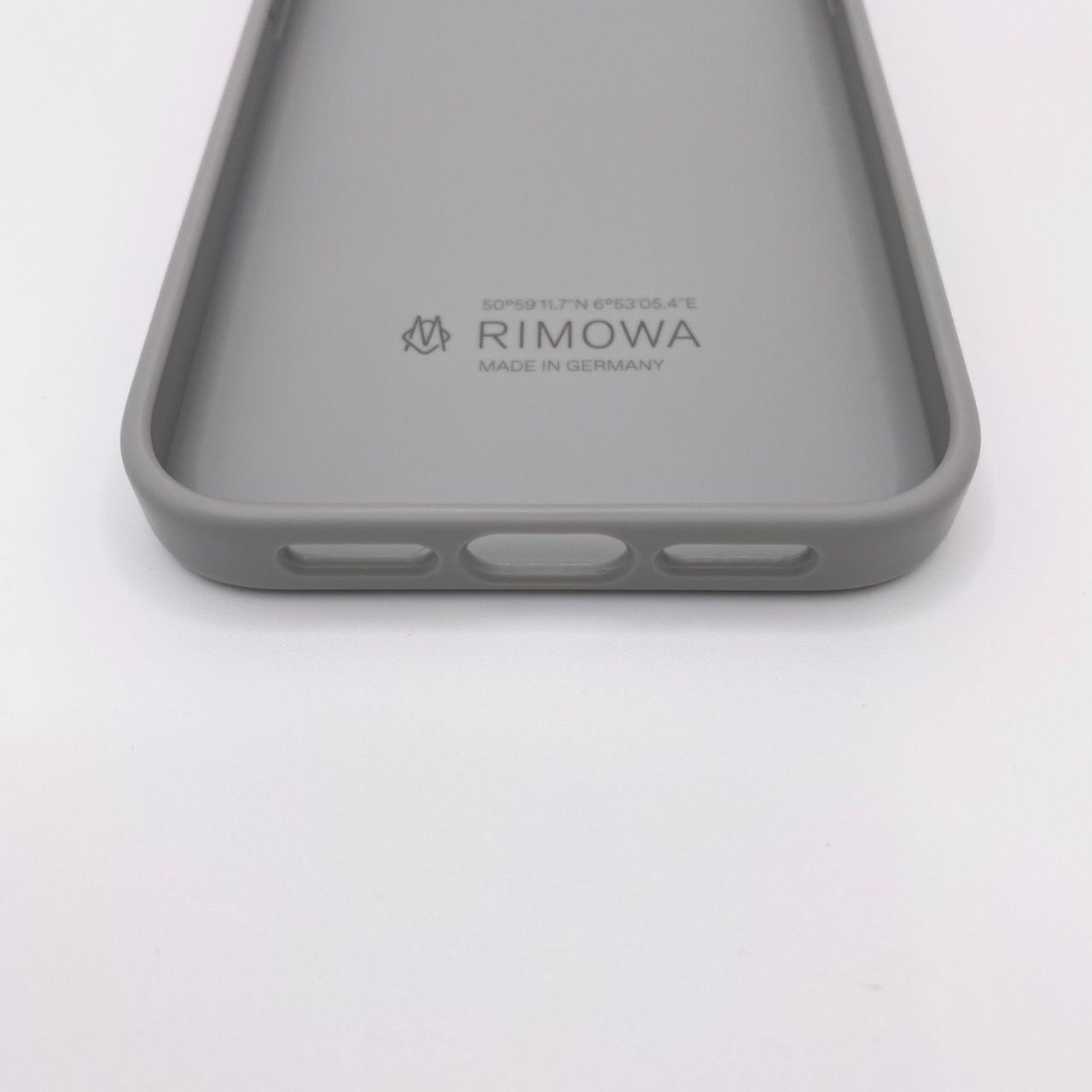 RIMOWA iPhone13ケース シルバー・グレー新品//未使用 RIMOWA リモワ iPhoneケース iPhone13 Pro シルバー グレー