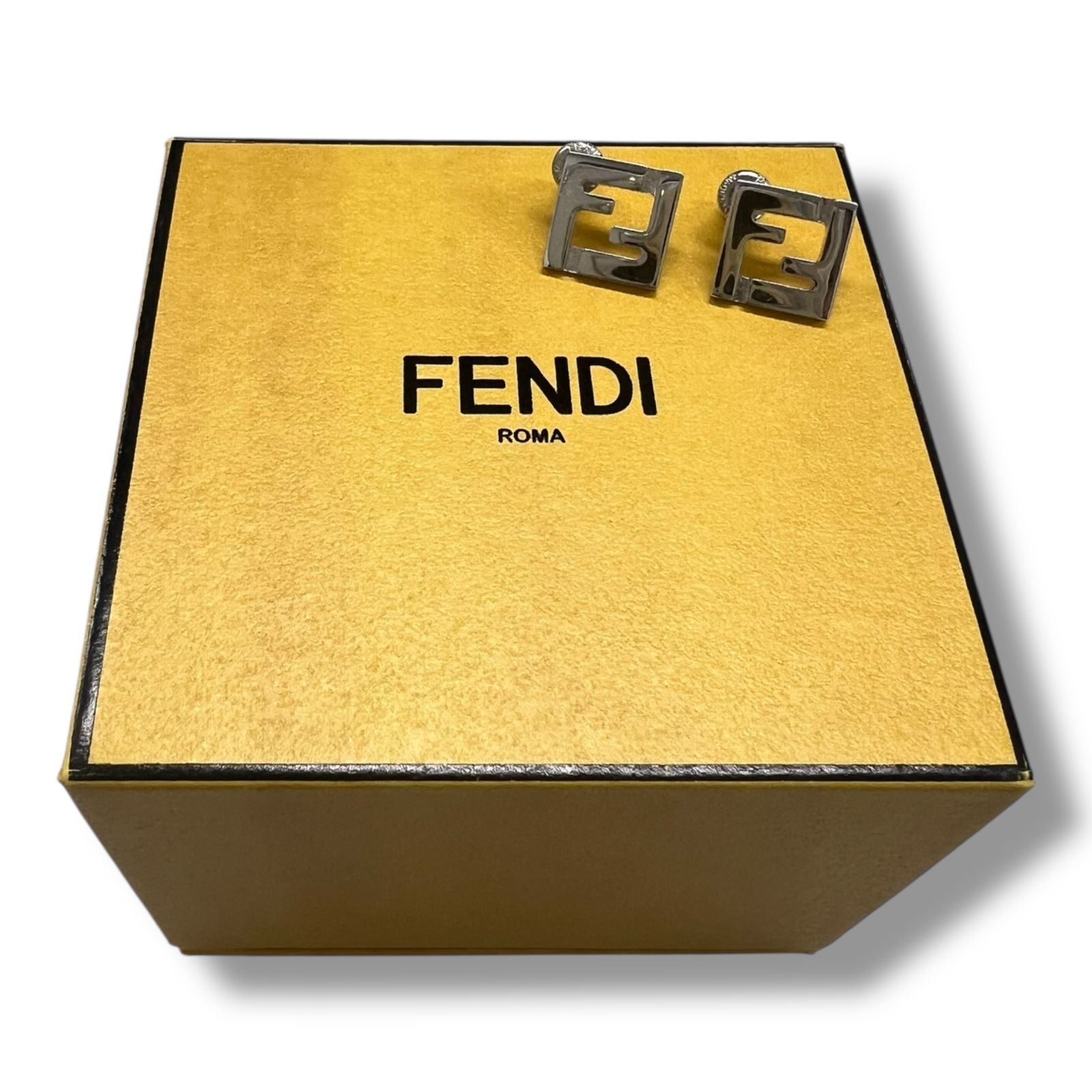 FENDI FFロゴ ピアス フェンディ シルバー 90083A3 - メルカリ