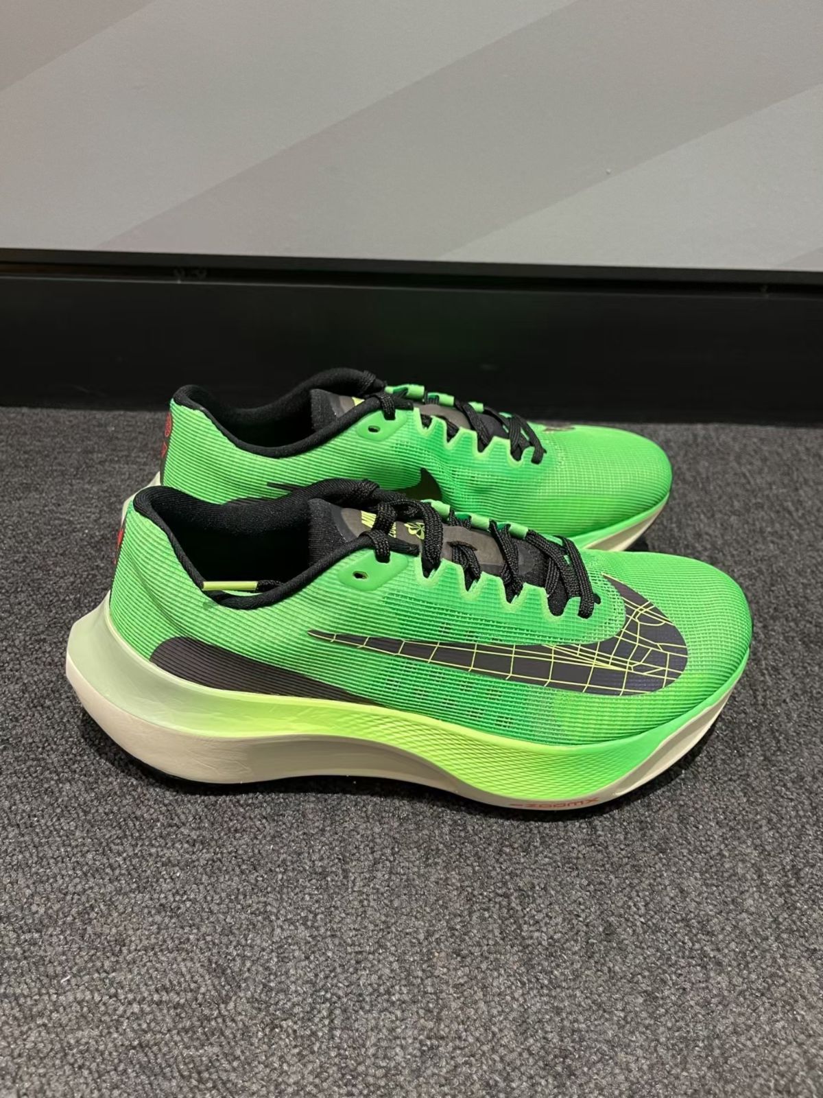 Nike Zoom Fly 5 快適で通気性があり、耐摩耗性と衝撃吸収に優れたローカットのカジュアルランニングシューズ、男女兼用、グリーン DZ4783-304