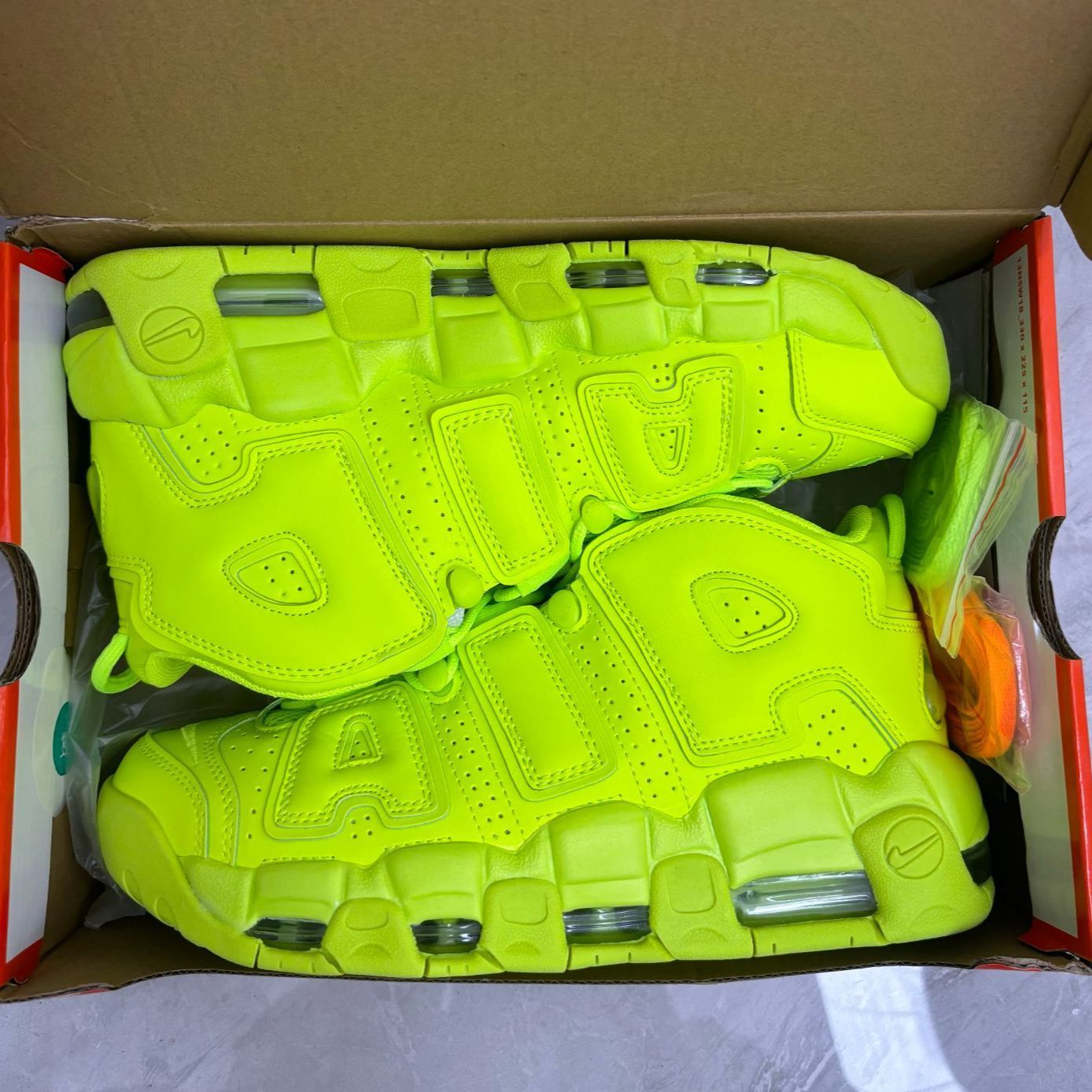 限定 ナイキ Nike Air More Uptempo volt スニーカー バスケットボールシューズ メンズ 蛍光イエロー ピッペン ビッグエア 新品未使用