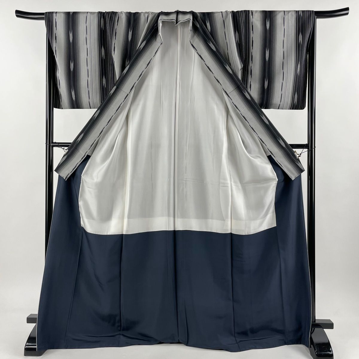 塩沢紬 身丈172.5cm 裄丈68cm L 袷 塩沢物語 証紙 矢羽根 縦縞 黒灰  