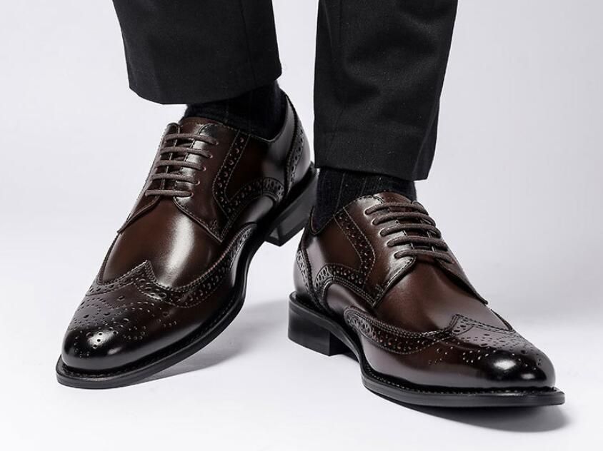 高級品 レザーシューズ 本革 ビジネスシューズ新品 メンズシューズ皮靴ウイングチップ フォーマル 職人手作り 彫り 紳士靴