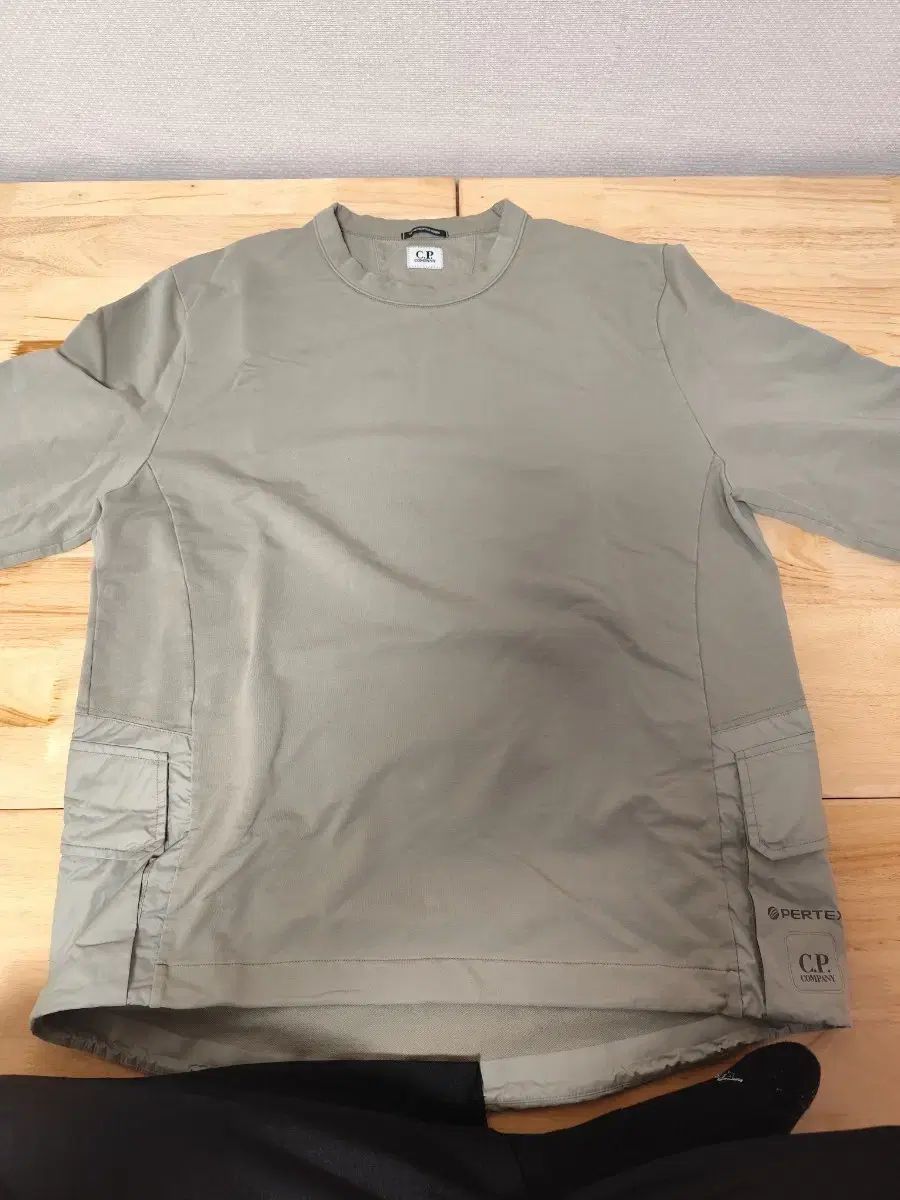 C P カンパニー カーキ ポケット 長袖 Tシャツ