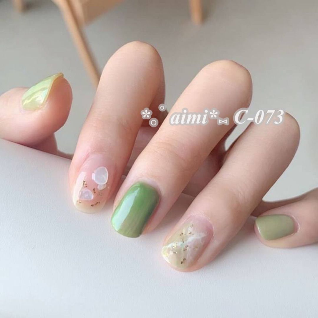 メルカリshops C 073 ネイルチップ ジェルネイル グラデ ボタニカル 緑 金箔 シェル