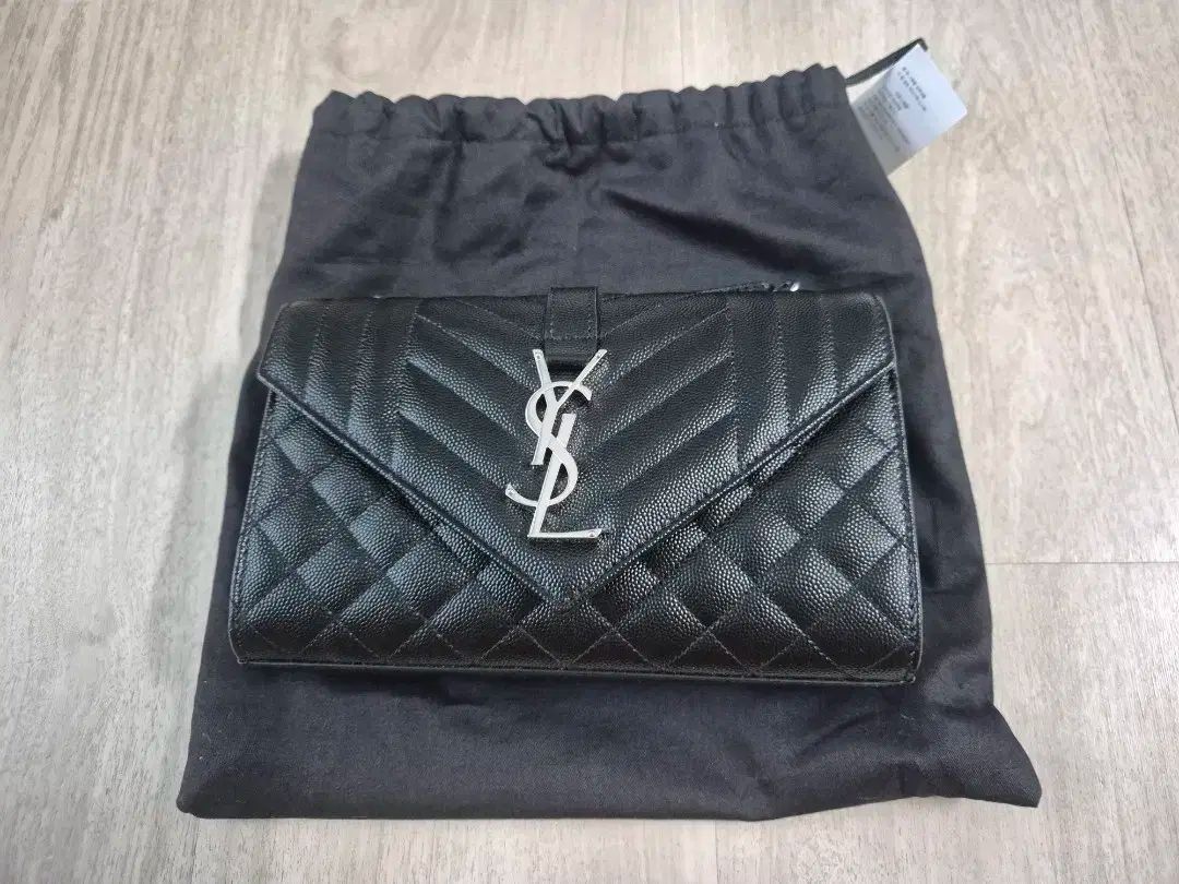 Saint Laurent サンローラン ENVELOPE エンベロープ シルバー スモール サイズ 팝니다