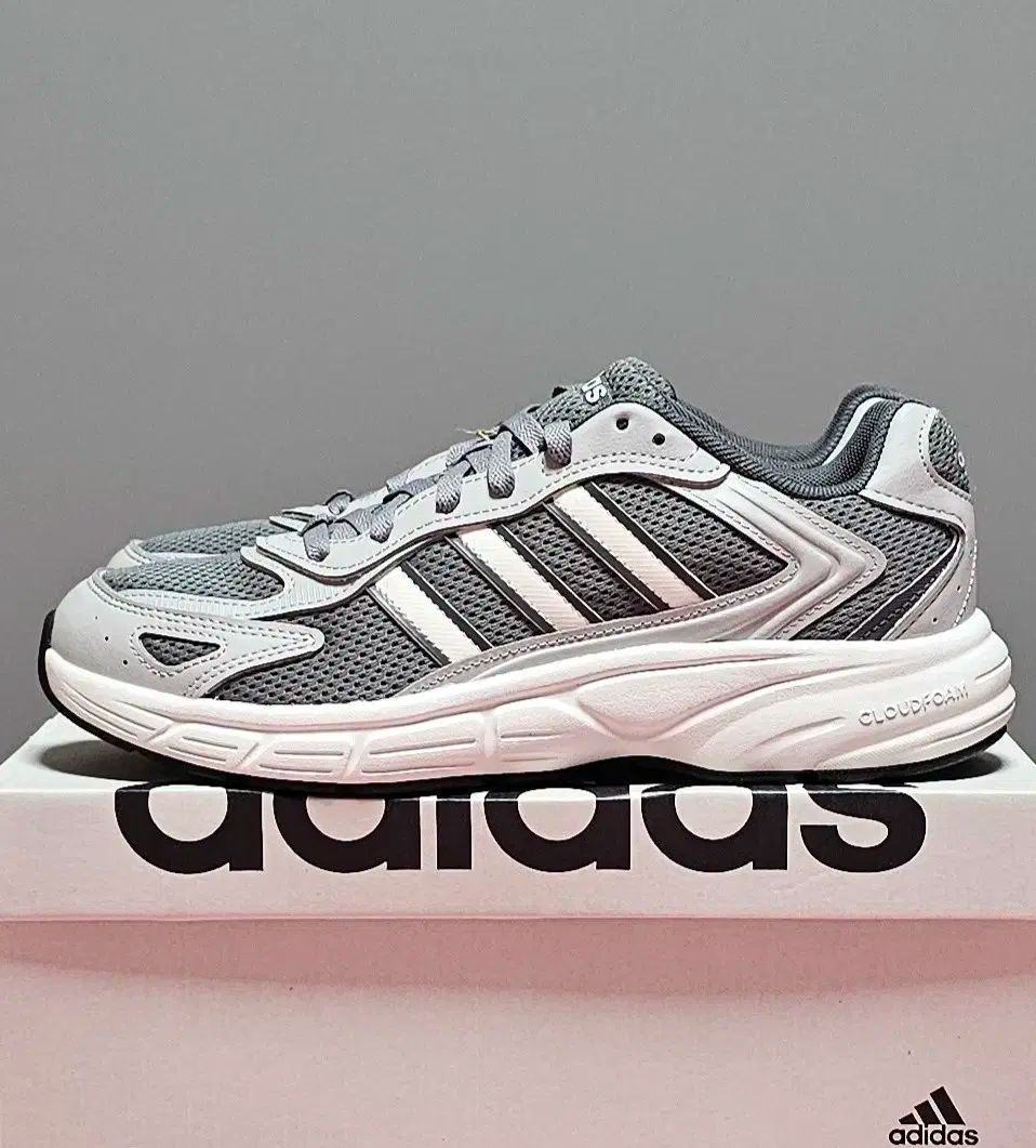 adidas(アディダス) 軽量 スニーカー 新品