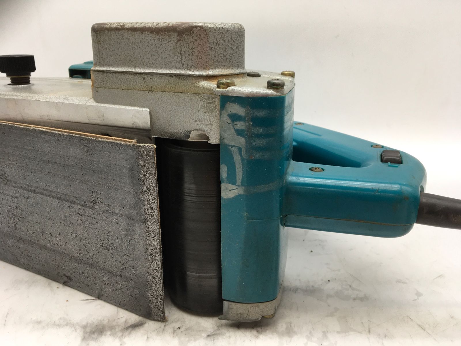 makita マキタ 電気ベルトサンダー 9402 サンディングベルト付き【リライズ野田愛宕店】【店頭取引限定】【中古品】1点限り早い者勝ち！ 中古品】☆ Makita/マキタ ベルトサンダ 9402 [ITOCYG4Q8WJK] [エコ